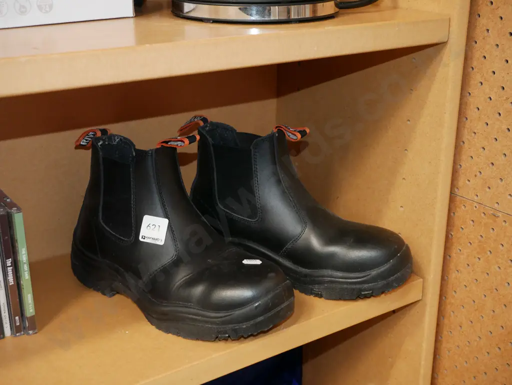 pair of Rivet size 4 steel cap boots Image 1++
