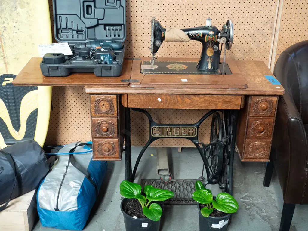 Singer treadle sewing machine Image 1++