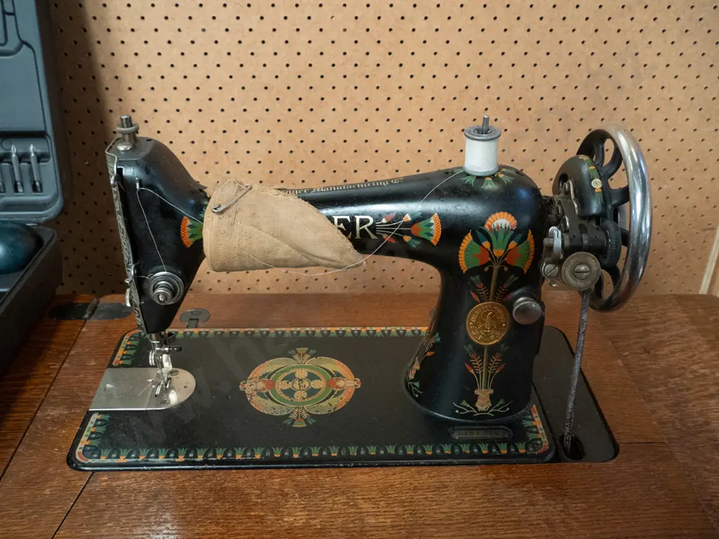 Singer treadle sewing machine Image 1++