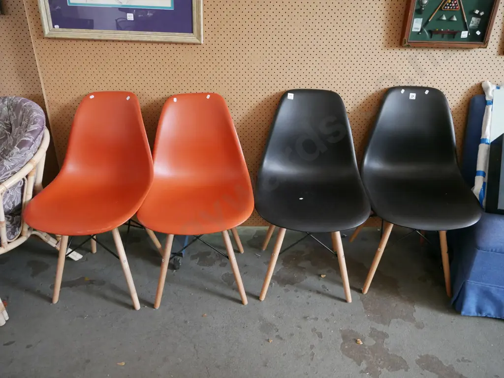 4x plastic dining chairs - 2x orange 2x black Image 1++