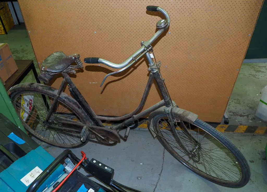 vintage restorer's ladies bike Image 1++