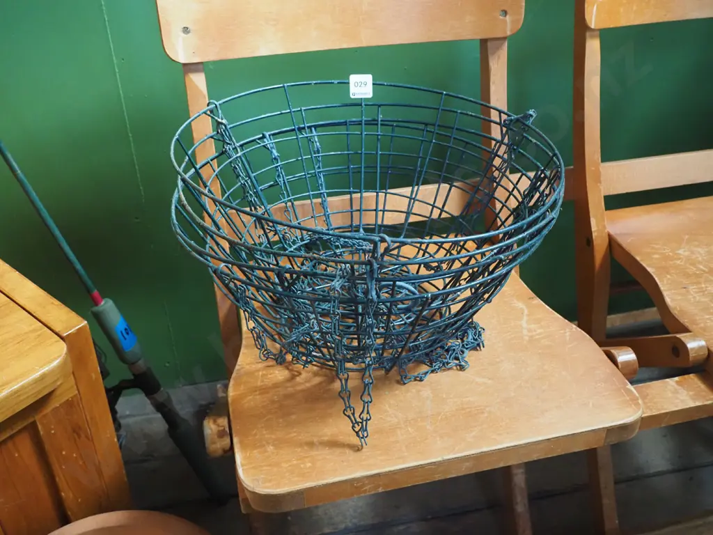 4x wire hanging baskets Image 1++