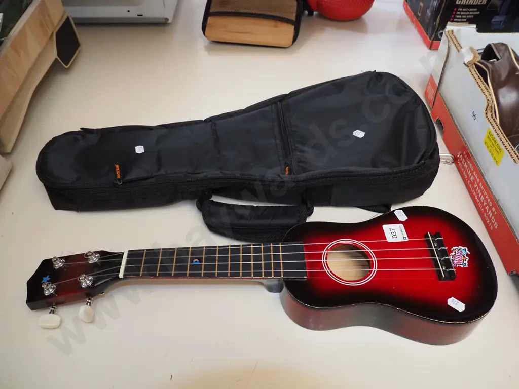 ukelele and soft carry case Image 1++