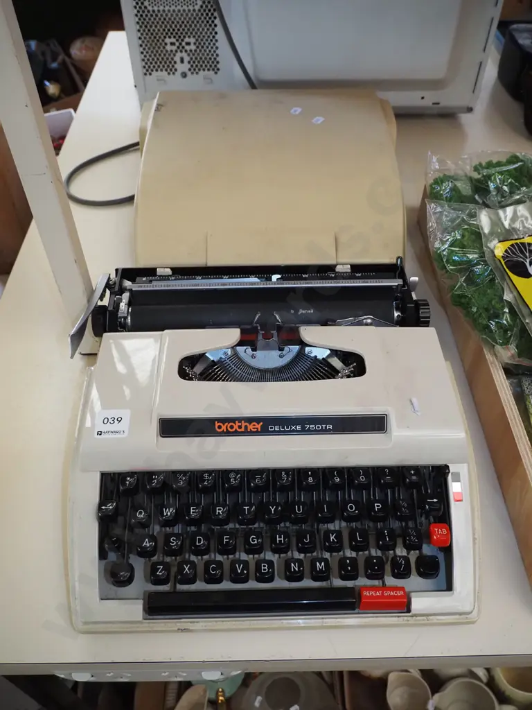 Brother Deluxe 750 TR typewriter Image 1++
