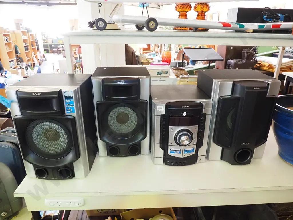 Sony stereo with 3 speakers Image 1++