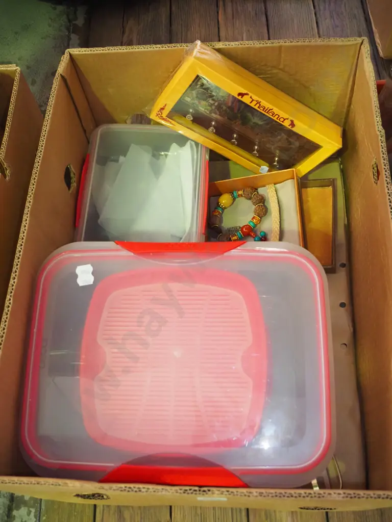 box; storage containers, key rings, jewellery etc Image 1++
