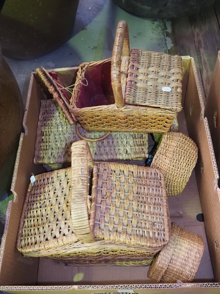 box; various cane baskets Image 1++