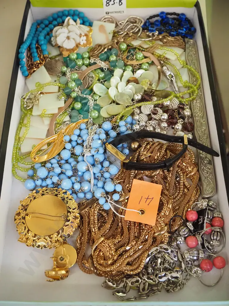 box of costume jewellery Image 1++