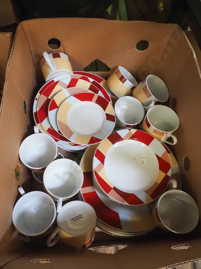 box; plates, bowls, coffee cups Image 1++