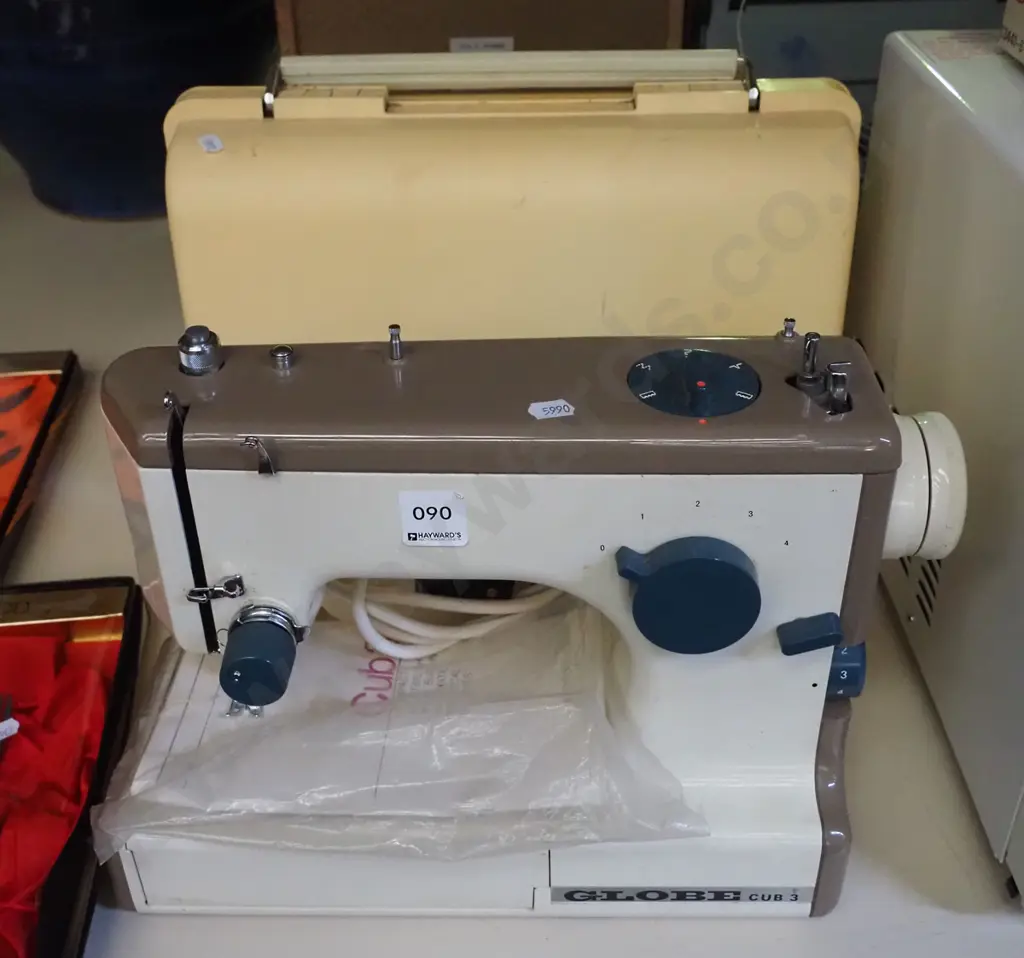 Globe Club 3 sewing machine Image 1++
