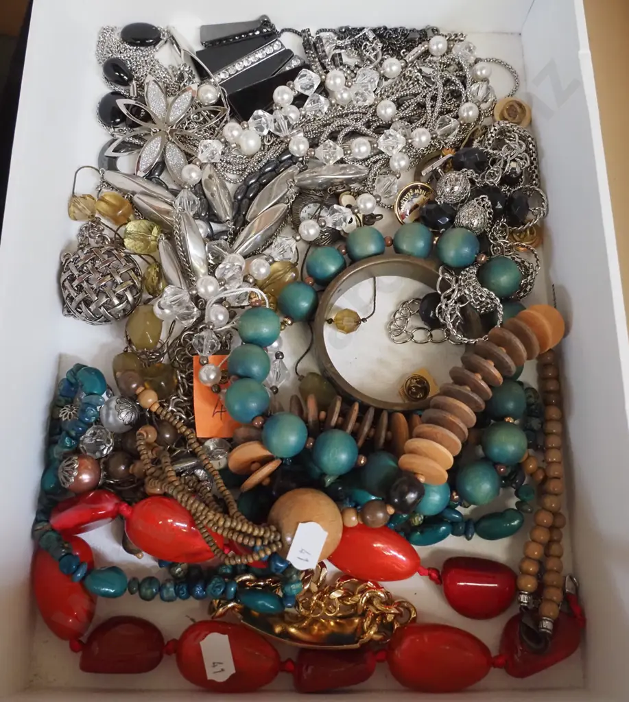 box of costume jewellery Image 1++