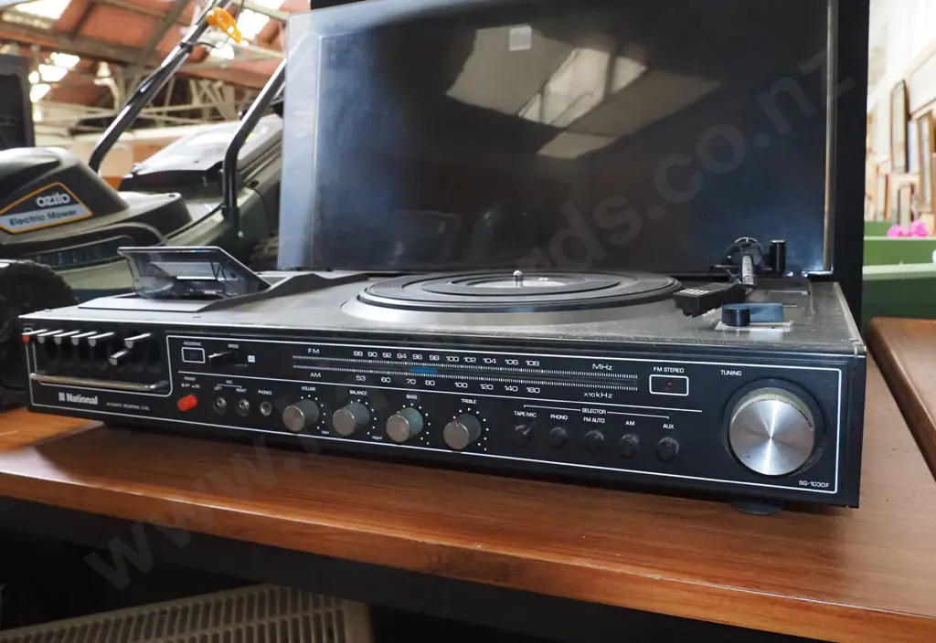 National stereo with 2 speakers Image 1++