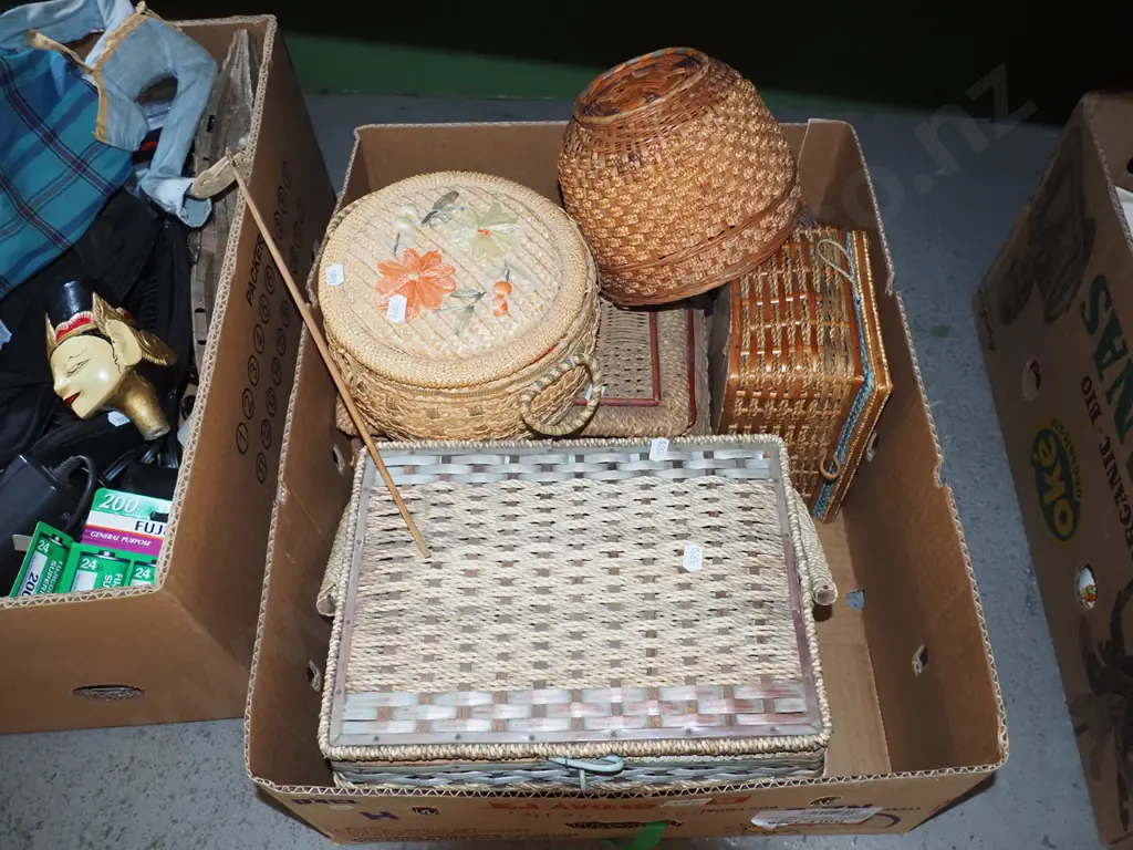 box; various sewing baskets Image 1++