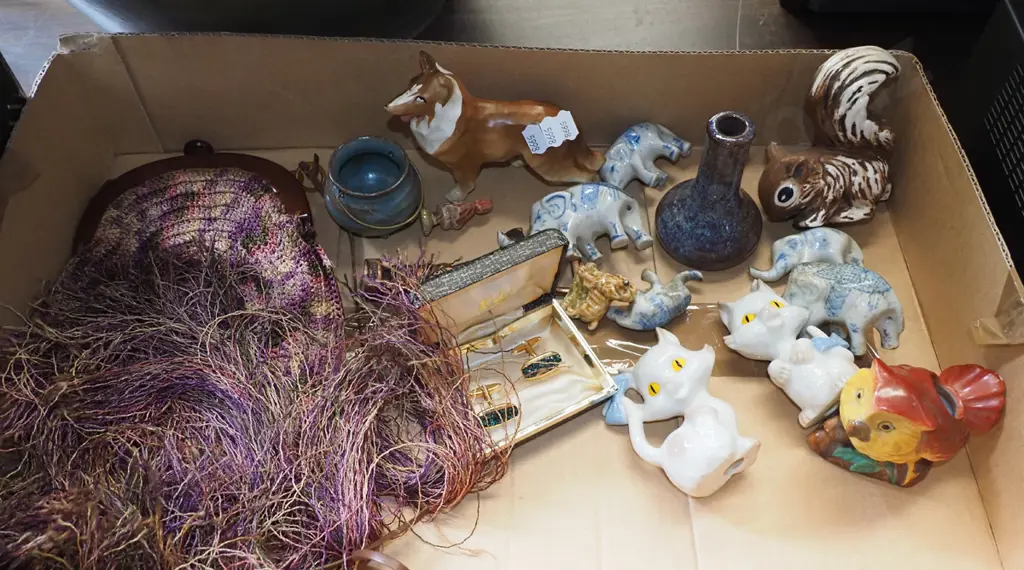 box; purse, figurines, cuff links etc Image 1++