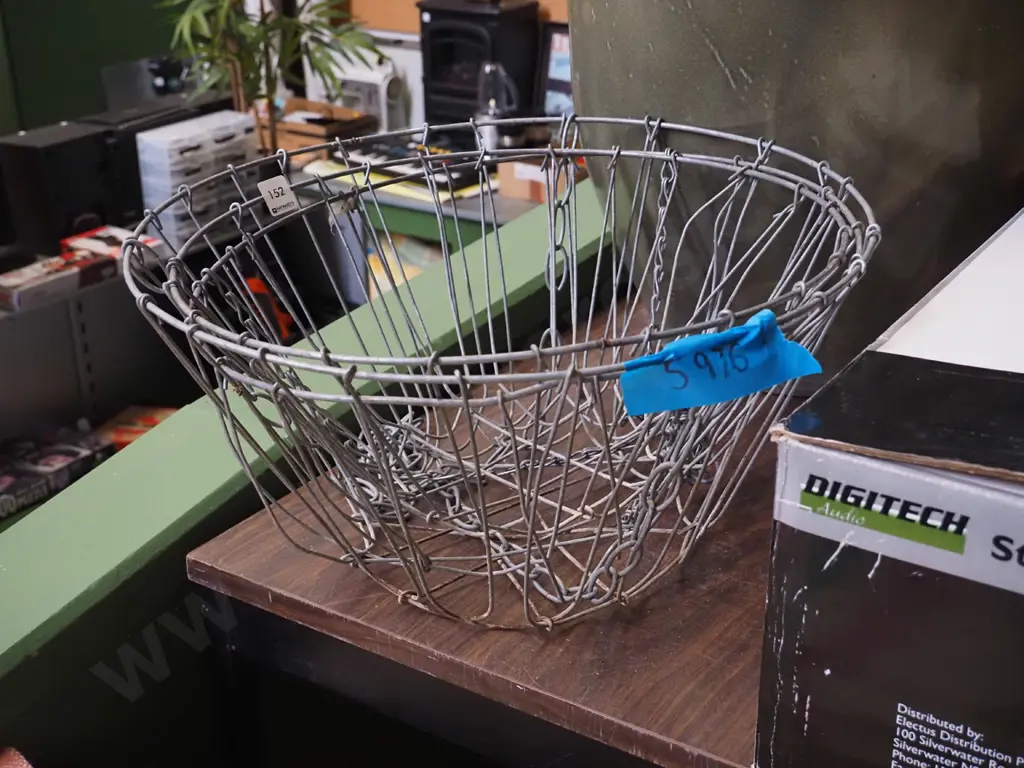 3x wire hanging planter baskets Image 1++