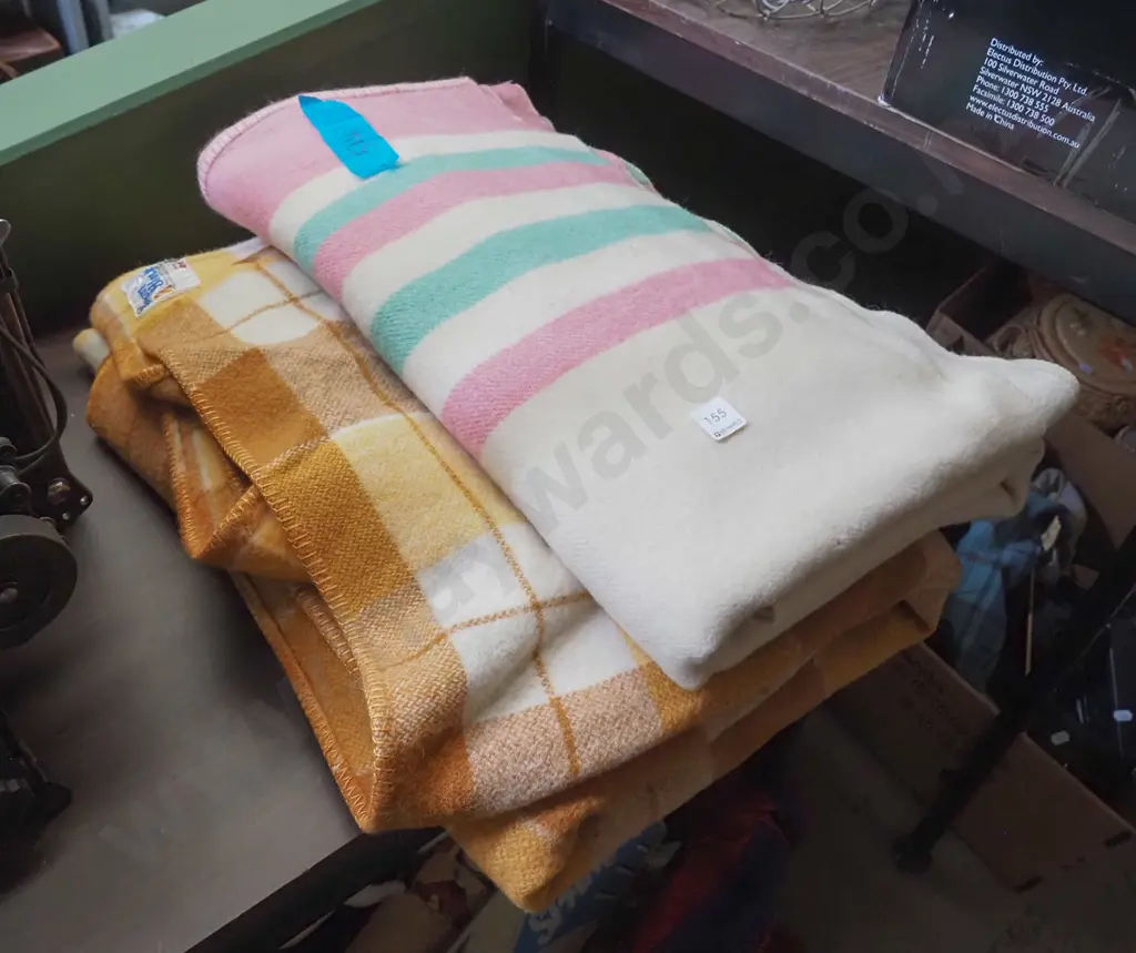 2x large woollen blankets Image 1++