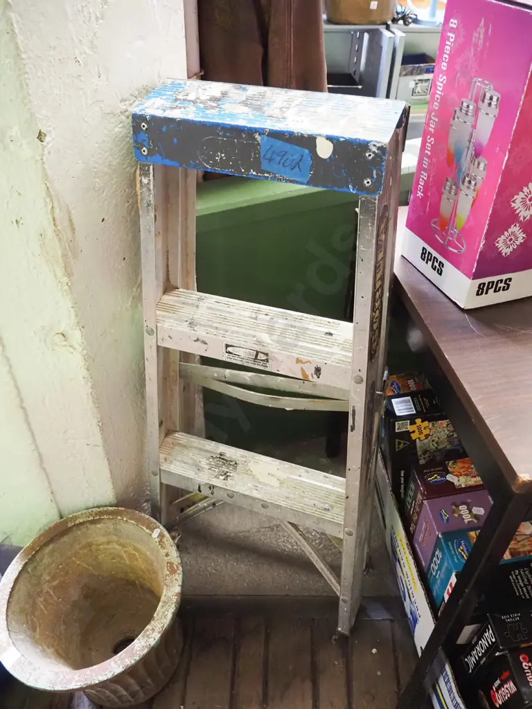 2x step aluminum ladder Image 1++