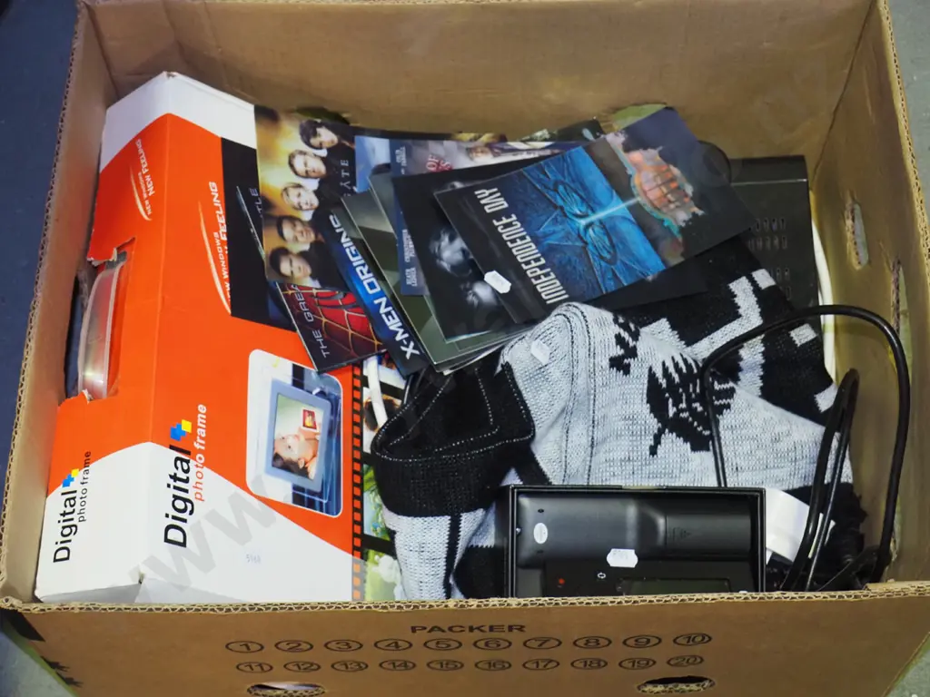 box; All Blacks scarf, AV recorder, digital photo frames, hologram movie prints Image 1++