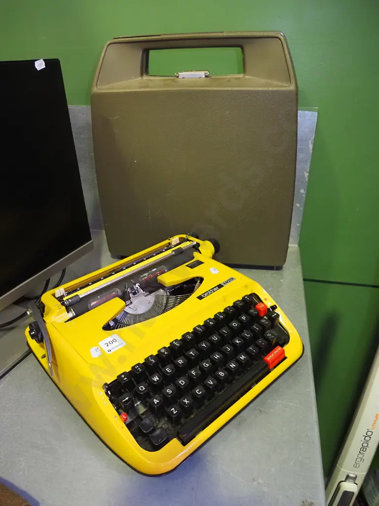 Brother 440 TR portable typewriter Image 1++
