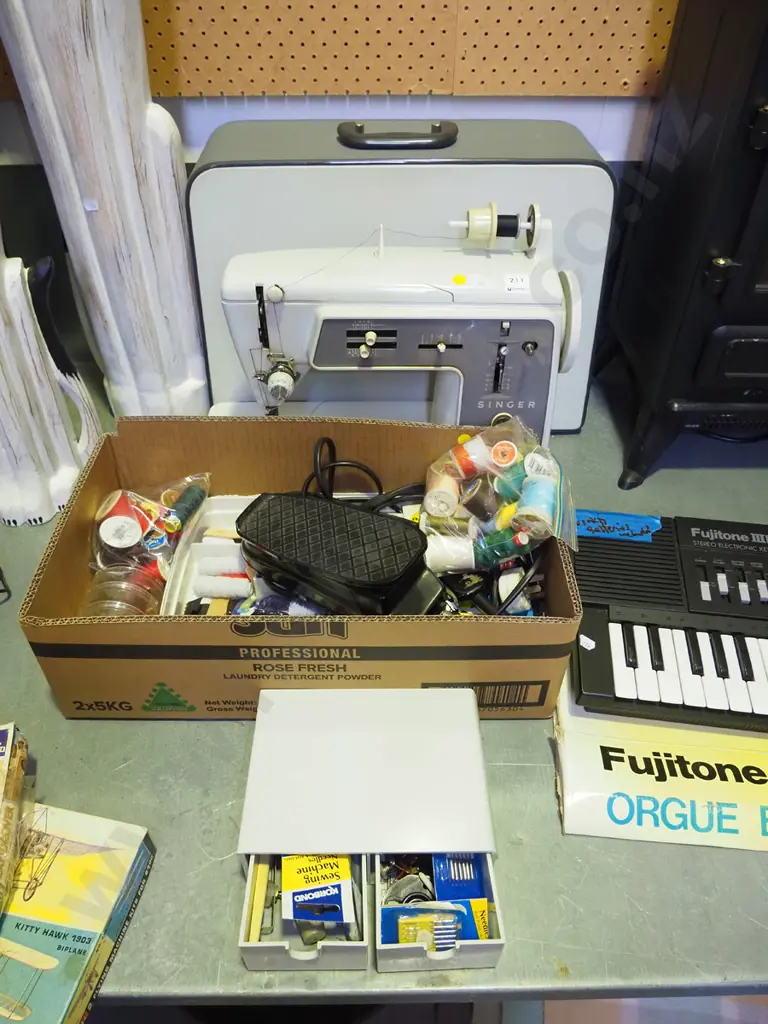 Singer sewing machine and accessories - yellow dots Image 1++