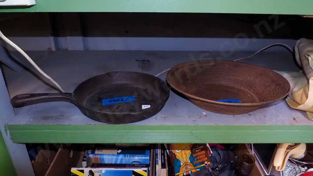 gold pan, cast iron frying pan Image 1++