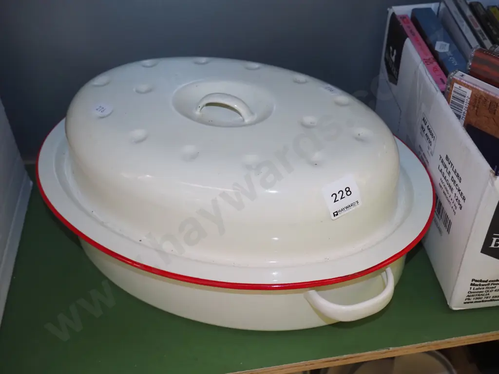 white enamel lidded roasting dish Image 1++