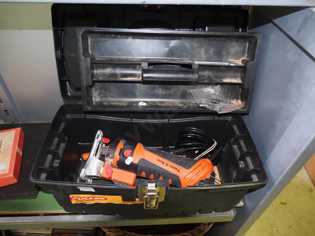 tool box with twist-a-saw Image 1++