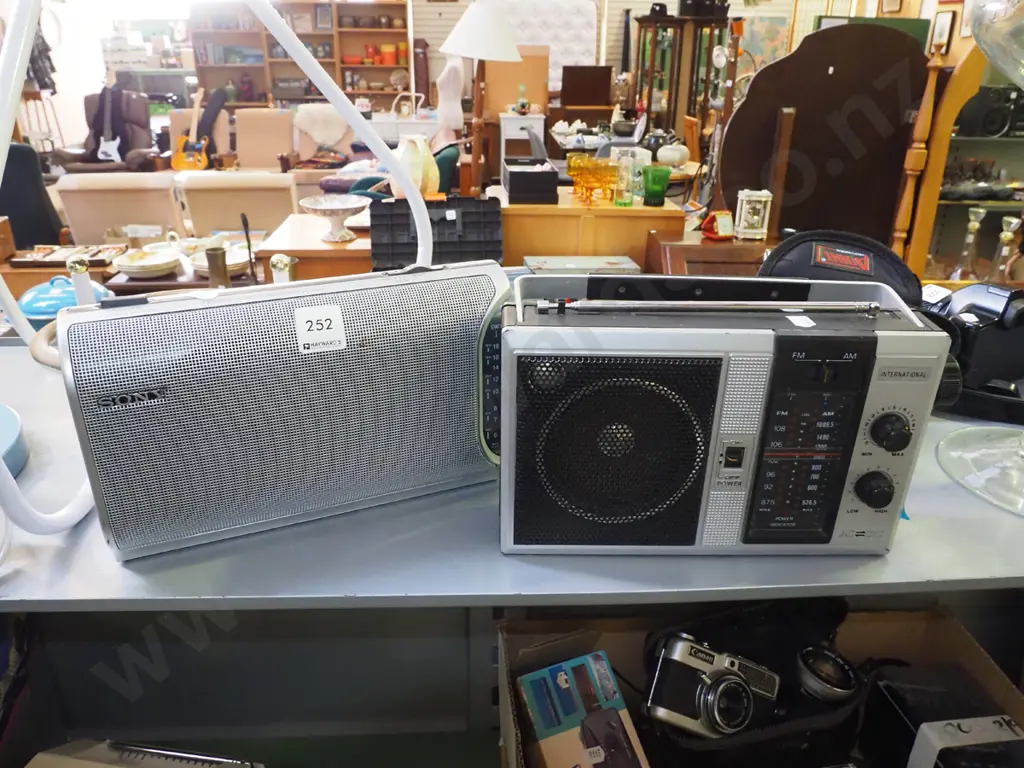 2x portable radios - 1 has no power cord Image 1++