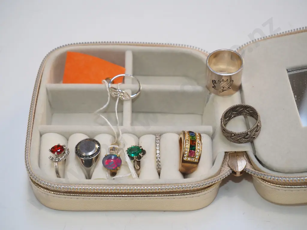 small travel jewellery box with rings Image 1++