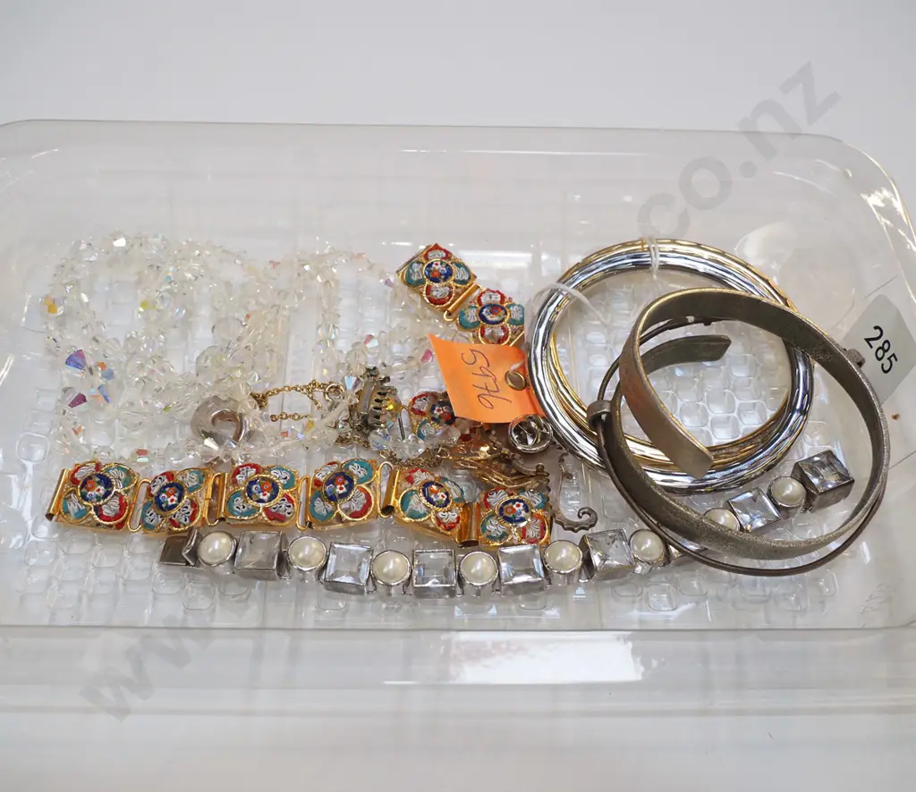 tray of costume jewellery Image 1++