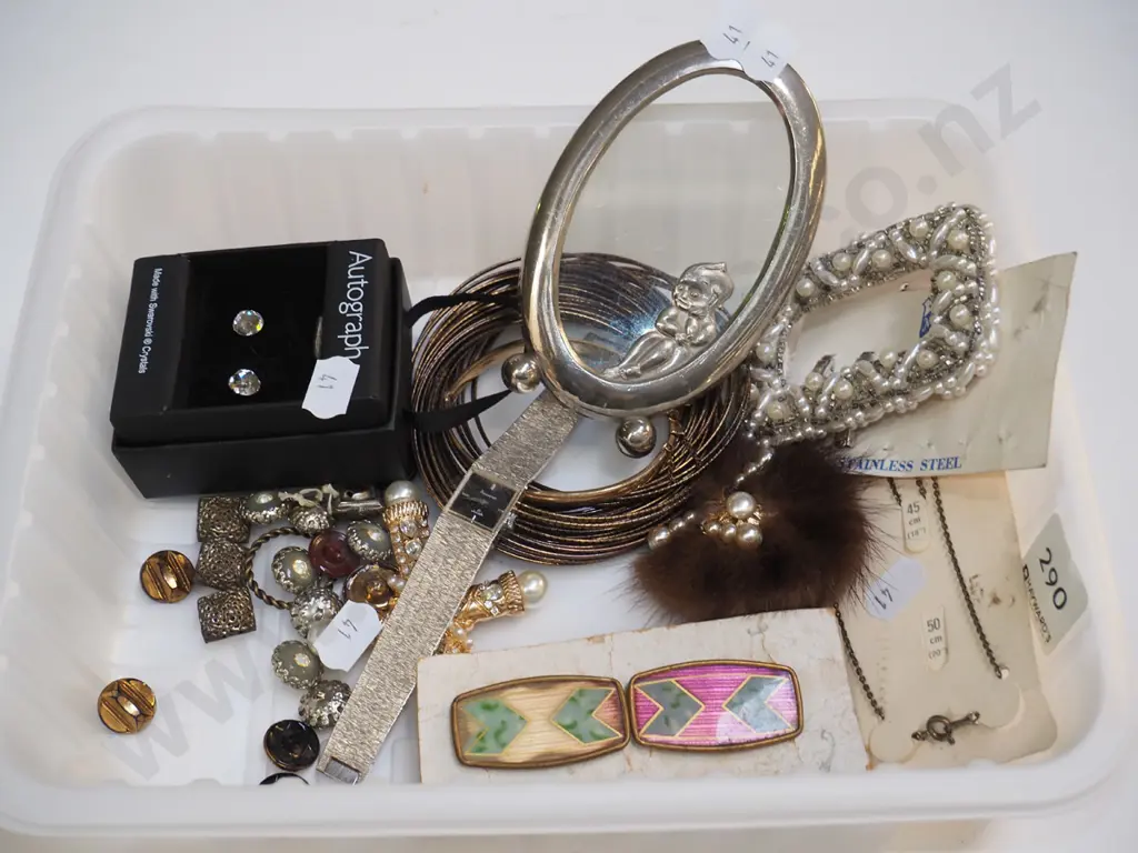 tray; photo frames, earrings, bangles etc Image 1++