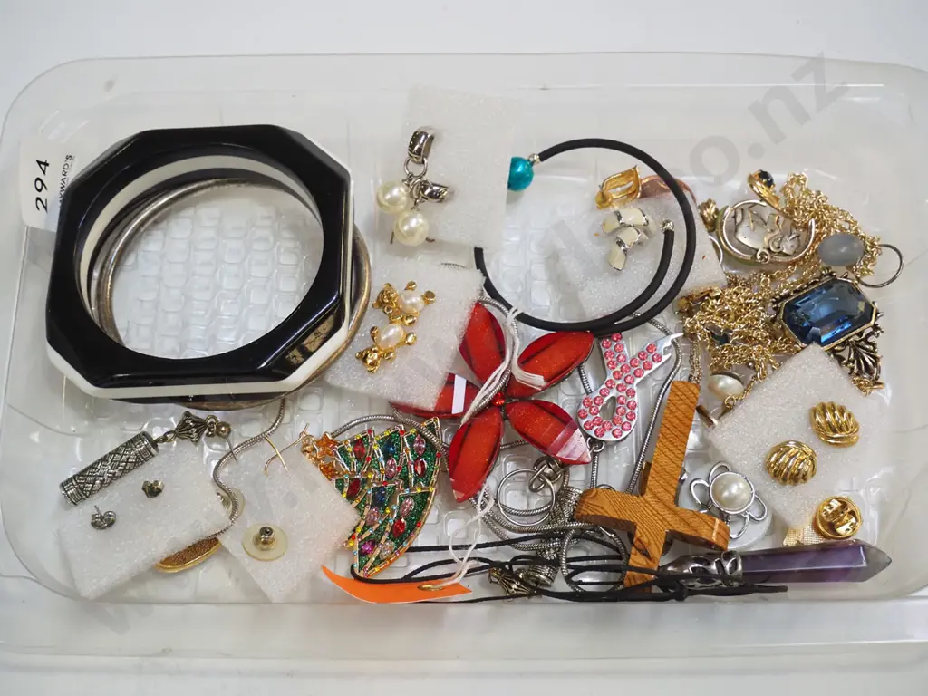 tray of costume jewellery Image 1++