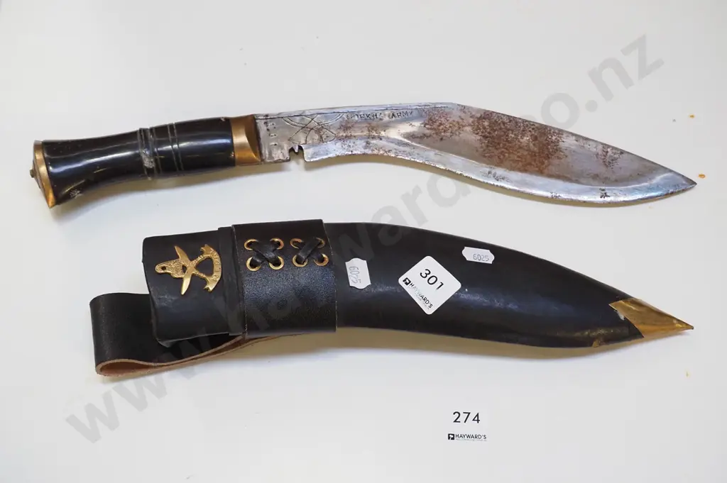 Nepalese kukri knife - corrosion to blade, missing the 2 small knives from scabbard Image 1++