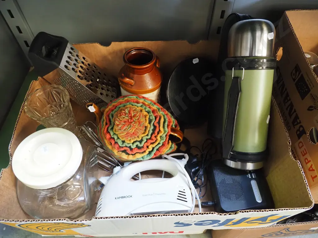 box; thermoses, tea pots, cheese grater etc Image 1++