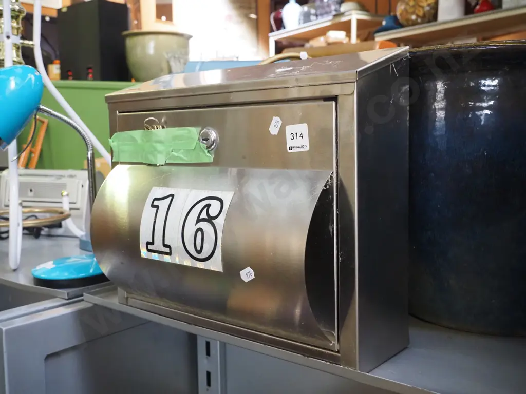 stainless steel lockable letterbox with key Image 1++