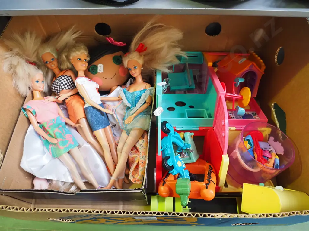 box of toys Image 1++