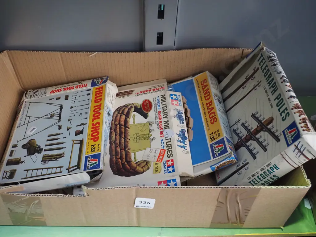 box; various military miniatures Image 1++