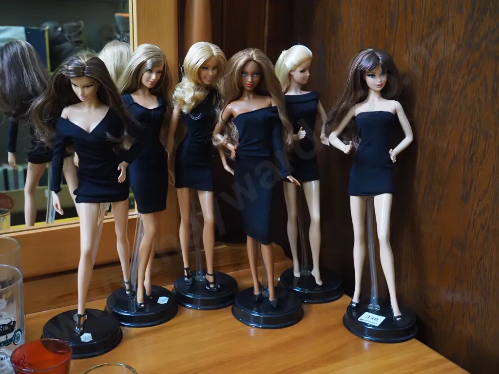 6x dolls on stands Image 1++