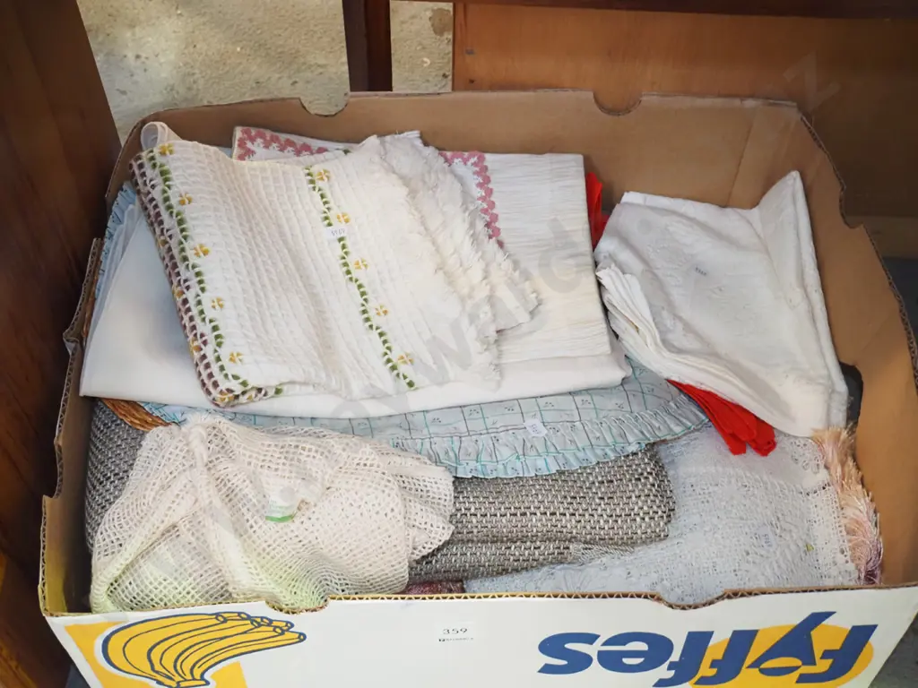 box; tablecloths, placemats etc Image 1++