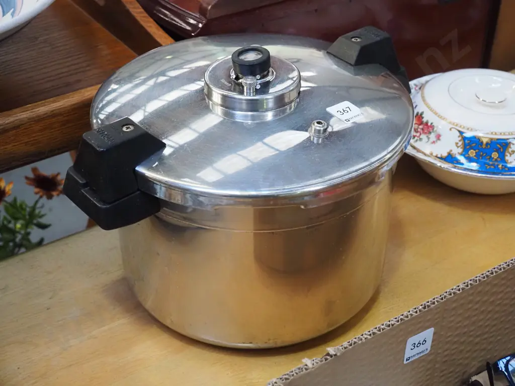 Sitram pressure cooker Image 1++