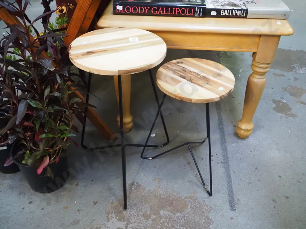 2x metal and wood jardiniere stands H-470 Image 1++