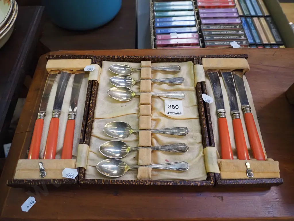 cased cutlery - missing 2x teaspoons Image 1++