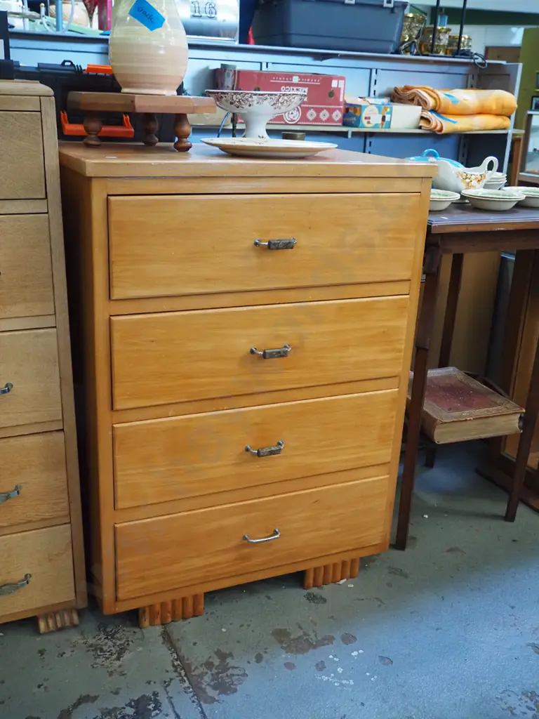 solid rimu 4 drawer chest H-930 W-680 D-520 Image 1++