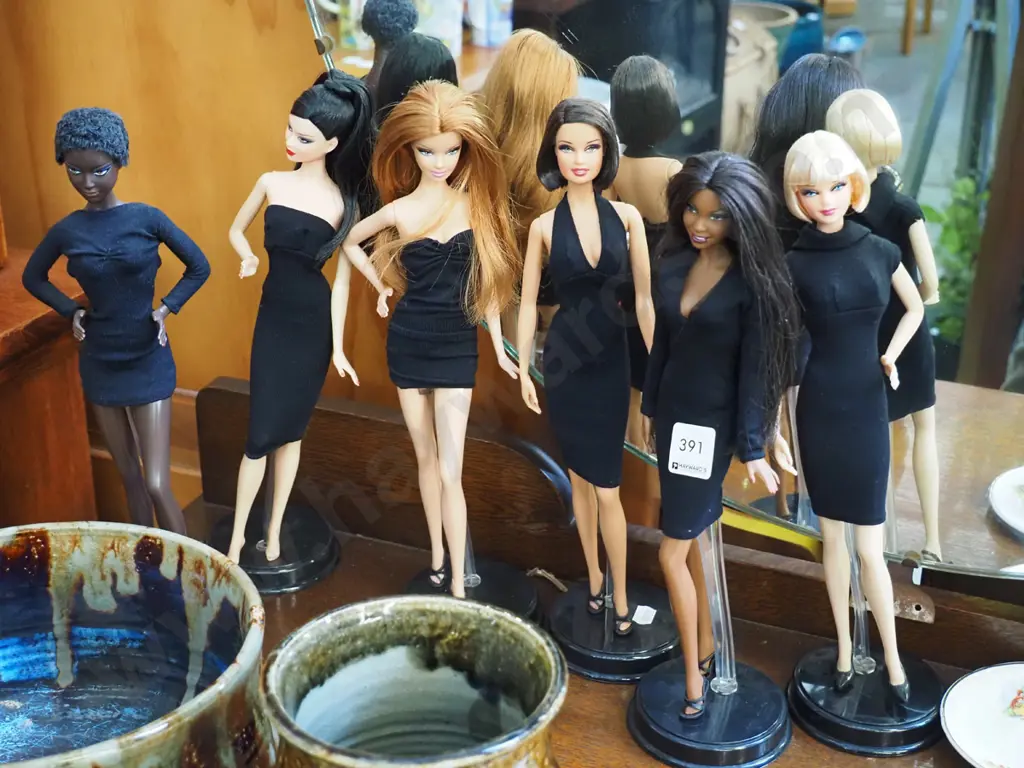 6x dolls on stands Image 1++