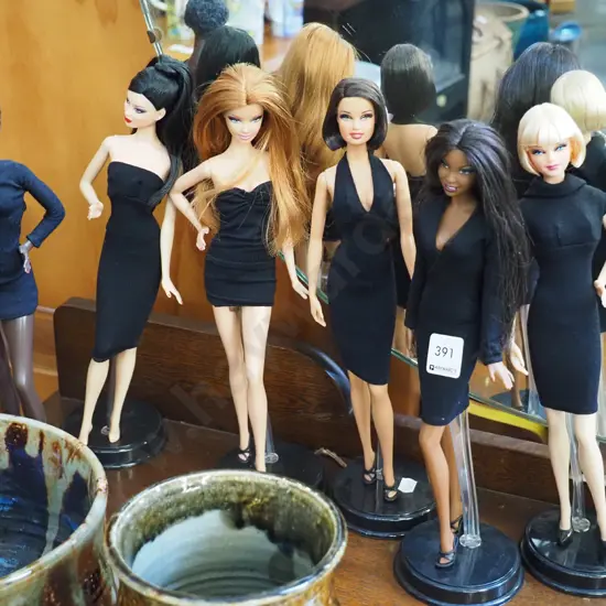 6x dolls on stands