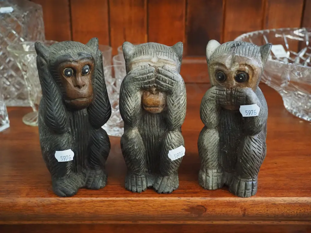 3x carved monkeys  Image 1++