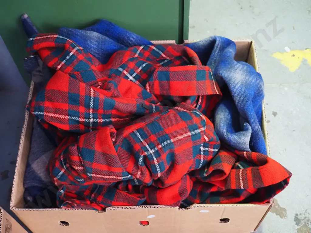 box; 3x woollen dressing gowns Image 1++