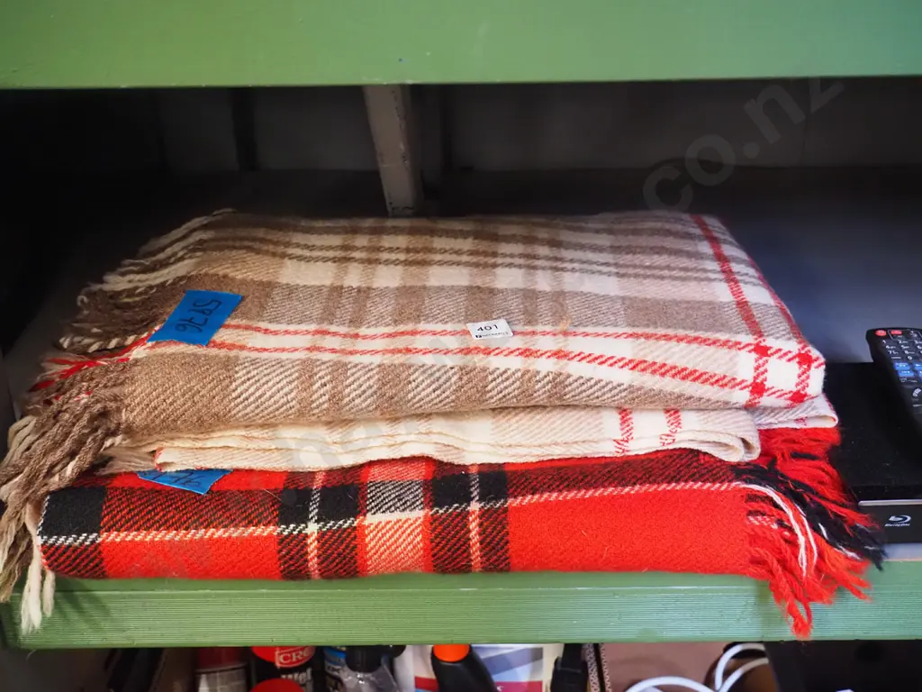 2x woollen travel blankets Image 1++