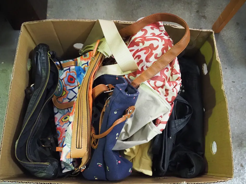box of hand bags, holdalls Image 1++