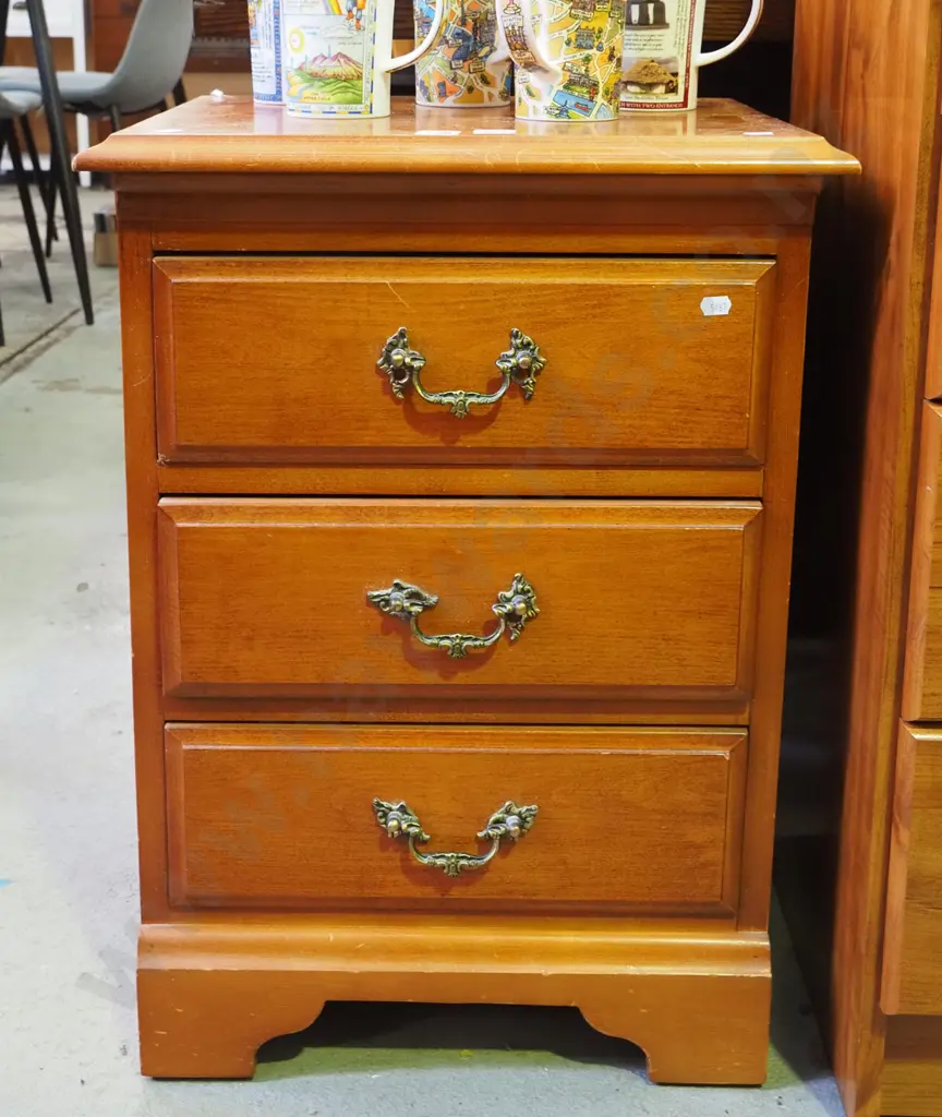 solid rimu 3 drawer bedside cabinet H-640 W-460 D-340 Image 1++